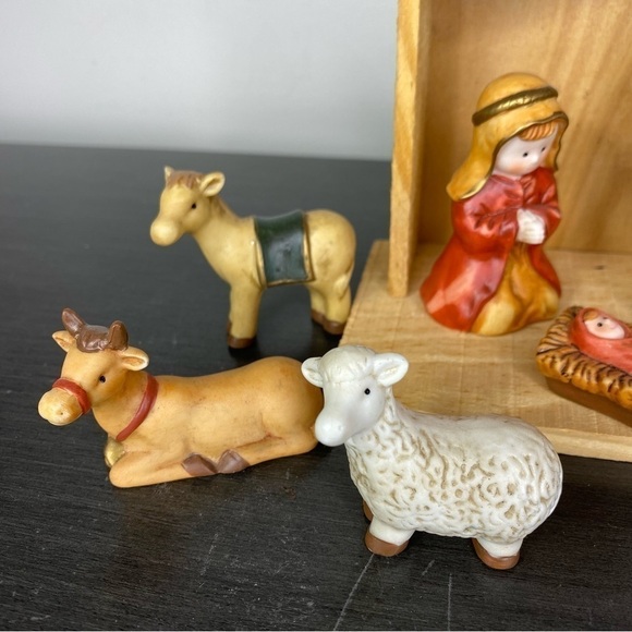 Vintage Home For The Holidays Wood Crèche & Porcelain Nativity Set, Complete - Picture 3 of 12